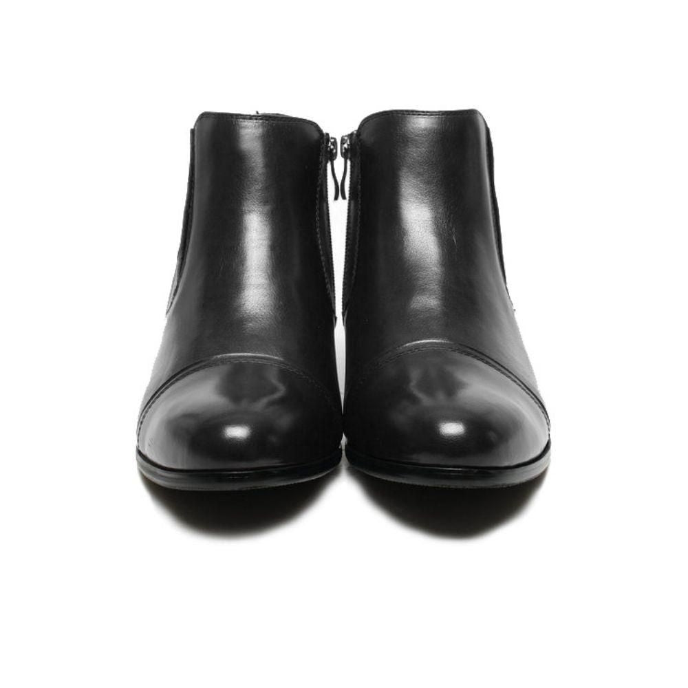 Hidden lift insole of Mr. Ferras black boots contributing to the total 8 cm height increase.