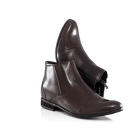 Close-up of brown leather elevator boots for men featuring zip-up design, 2.5 cm visible heel, and non-compressing polyurethane comfort insole.